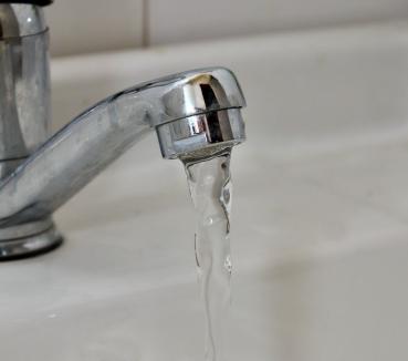 Puneţi apă la păstrare! Compania de Apă opreşte miercuri furnizarea apei potabile către toţi consumatorii de pe malul stâng al Crişului 